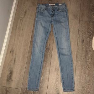 Cute light wash skinny jeans!! From pacsun!!